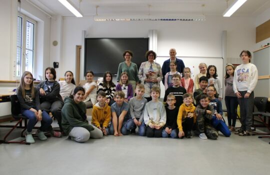 Die Klasse 4b der Grundschule St. Josef freute sich mit Rektorin Karin Lammer (links) und Konrektor Franz Weinzierl über den Besuch von Dr. Petra Loibl.